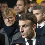 Emmanuel Macron demande le dépôt des téléphones portables en réunion à l'Élysée