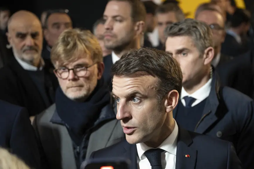 Emmanuel Macron demande le dépôt des téléphones portables en réunion à l'Élysée