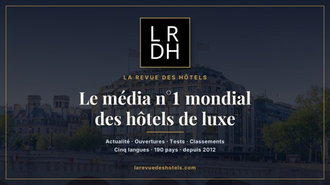 Logo de La Revue des Hôtels (LRDH) sur la façade d'un palace parisien au bord de la Seine, avec le titre « Le média n°1 mondial des hôtels de luxe »
