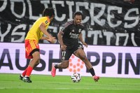 Loïs Openda (OL) blessé et remplacé face à Lens à l'heure de jeu