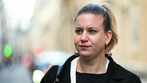 Octobre rose : Mathilde Panot crée la polémique en refusant de porter le ruban