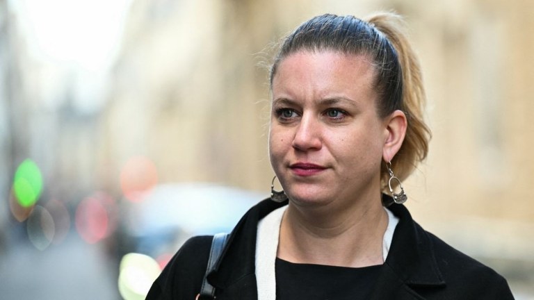 Octobre rose : Mathilde Panot crée la polémique en refusant de porter le ruban